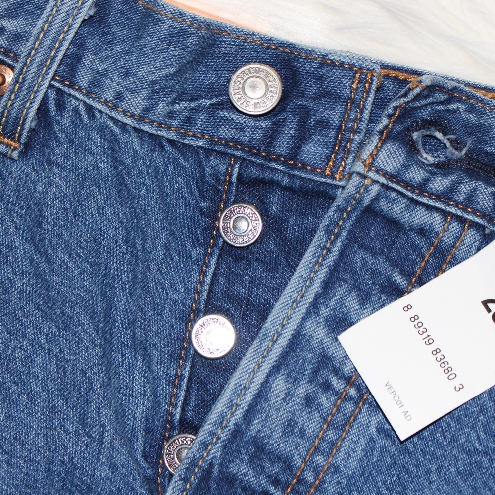 NWT Levi's 501 Raw Hem Denim Shorts - Picture 7 of 7